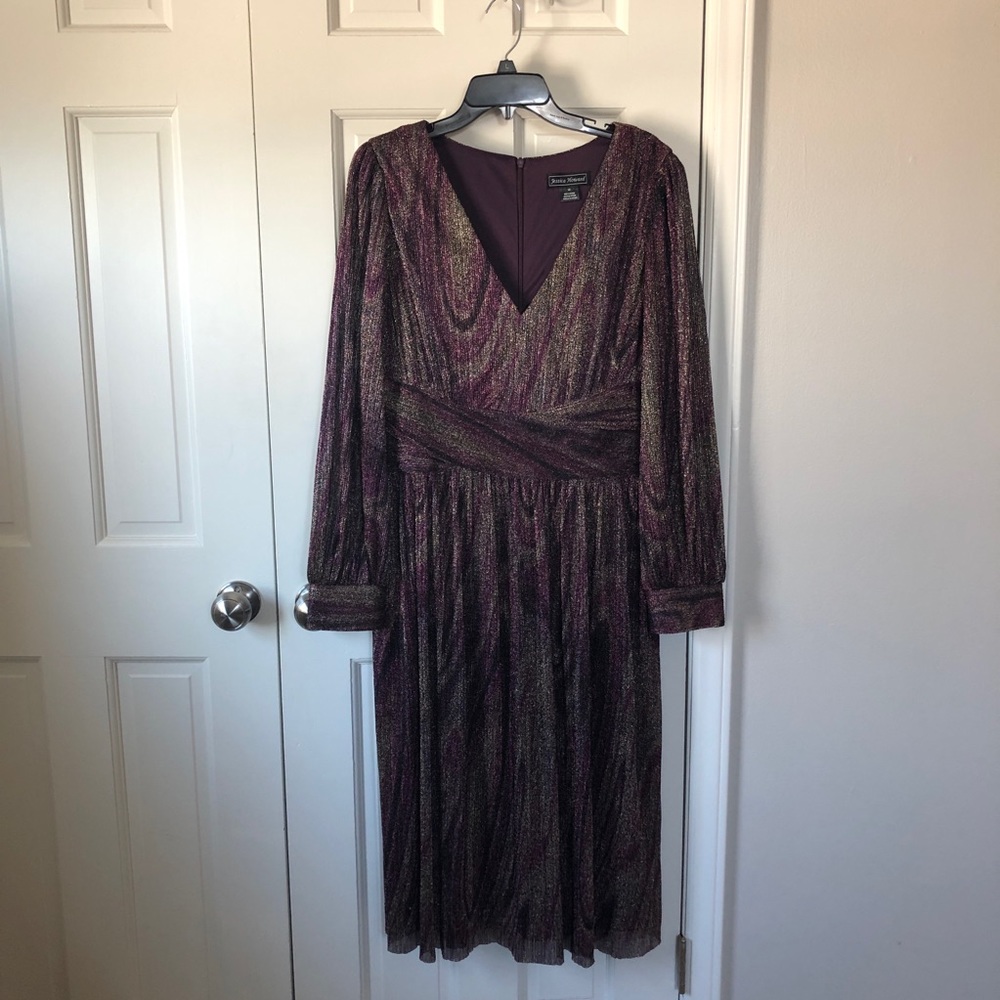 Jessica Howard Pleated V-Neck Metallic Chiffon Ruched Waist Dress